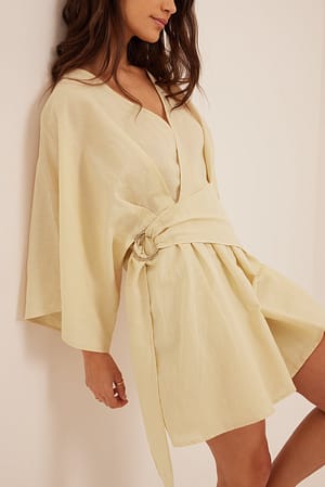 Light Beige Vestido de lino de diseño superpuesto atado a la cintura