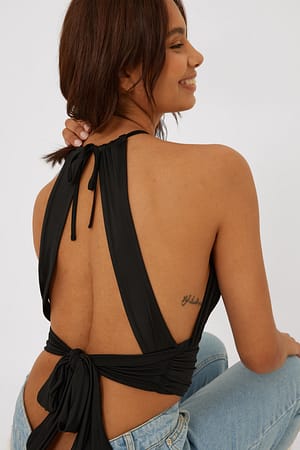 Black Top med bindebånd på ryggen