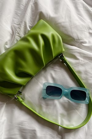 Kiwi Green Lille plisseret baguette-taske