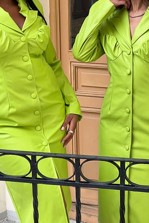 Lime PU-midiklänning med veckad byst