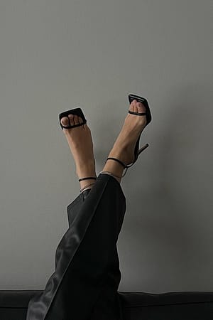 Black Højhælede sko med kædedetalje