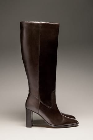 Dark Brown Knehøye boots i skinn med rund tå