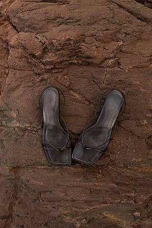 Brown Prążkowane sandały na niskim obcasie