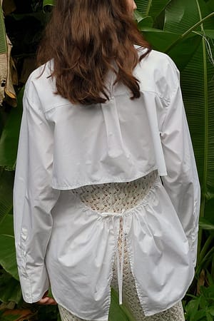 White Detaljeret bomuldsskjorte med åben ryg