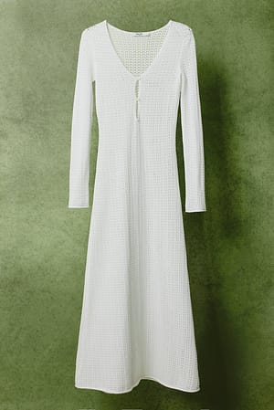 White Virkstickad klänning