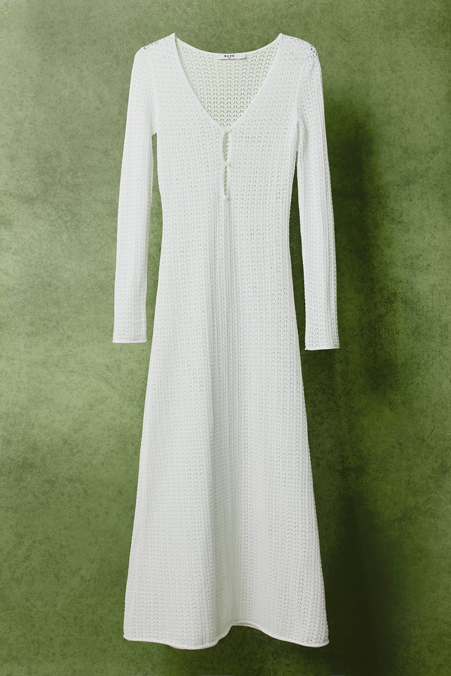 White Virkstickad klänning