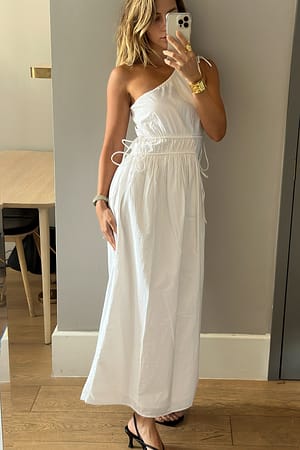 White Sukienka na jedno ramię z wiązaniem