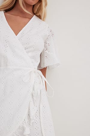 White Miniklänning med anglaise och omslag