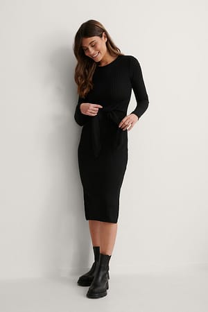 Black Genanvendt kjole med bæltedetalje og slids