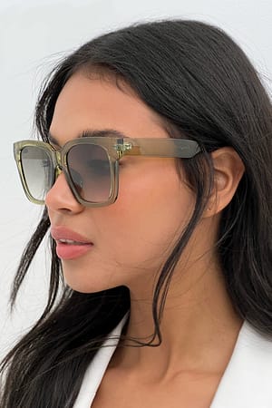 Dk green Resirkulerte solbriller med store runde kanter