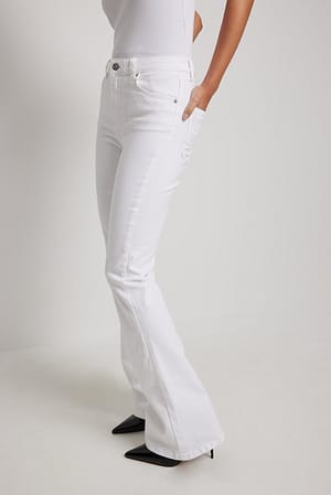 White Jeans elásticos con vuelo con talle alto