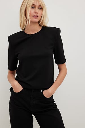 Black T-skjorte med firkantede skulderputer