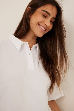 White T-Shirt mit geknöpftem Kragen