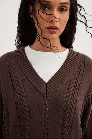 Dark Brown Pullover mit Oversize-Kragen und Zopfmuster