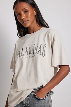 Adiccion Ópera Factibilidad Camiseta estampada Calabasas Beige | NA-KD