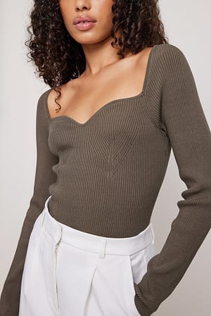 Brown Strikket sweater med lange ærmer og detalje på bryst