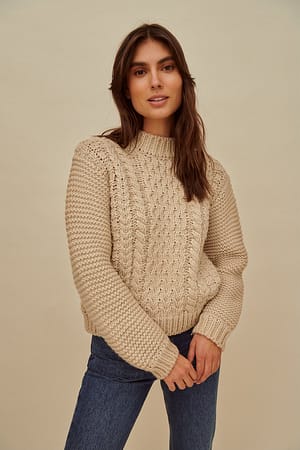 Beige Chunky Pullover mit Zopfmuster