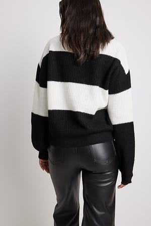 Black/White Strikket genser med fargede sriper