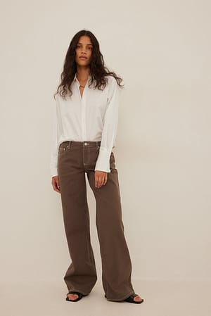 Brown Jeans de cintura baixa com costura contrastante