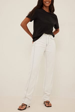 White Jeans mit Kontrastnähten