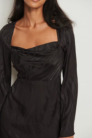 Black Jacquard kjole med sebramønster og kulehals