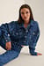 Ekologiczna i dwukolorowa kurtka jeansowa z przyciętym designem
