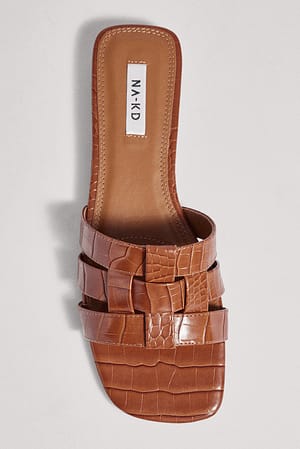 Chocolate Lavhælte sko med kryssede stropper