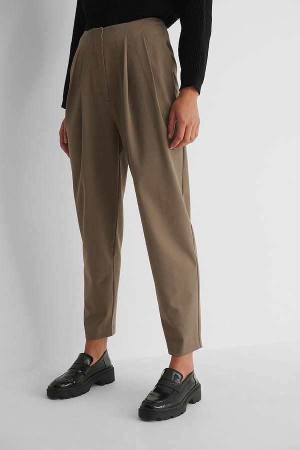 Deep Pleat Cropped Pants Brown | NA-KD