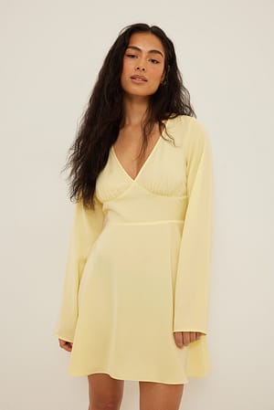 Light Yellow Kleid mit tiefem V-Ausschnitt