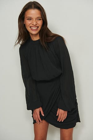 Black Strukturerad klänning med draperad framsida