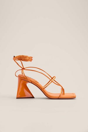 Orange Chaussures en satin à talons triangulaires avec lanières