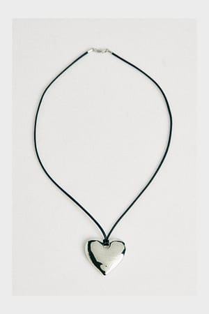 Black Collana con pendente a forma di cuore