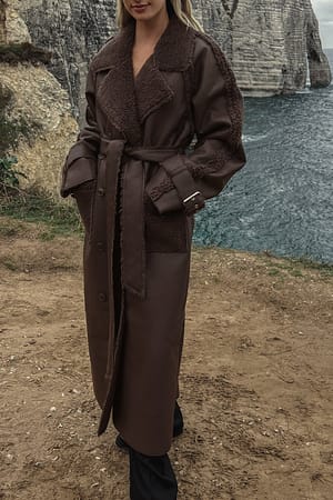 Brown Mantel aus künstlichem Lammfell