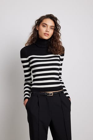Black/White Strikket sweater med striber og rullekrave