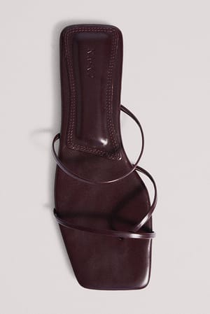 Brown Fine flate slippers med stropper