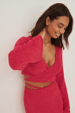 Pink Puszysty kopertowy sweter z dzianiny