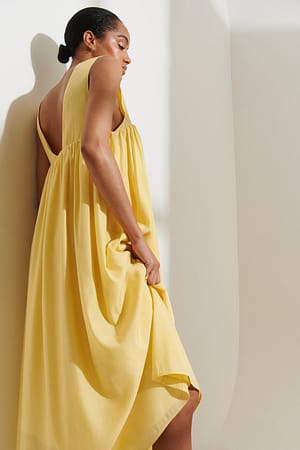 Yellow Recyklingowana sukienka o głębokim wycięciu z tyłu