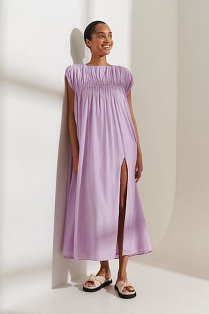 Purple Recyklingowana zwiewna sukienka o marszczonym dekolcie