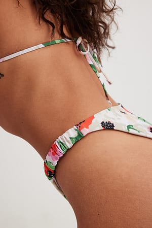 Big Flower Print Braguita de bikini con detalles fruncidos en los laterales