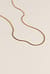 Gullbelagt og tynt halskjede i slangedesign
