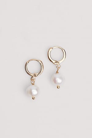 Gold/White Orecchini con pendente in perla in materiale riciclato