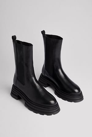 Black Chelsea boots i läder med tung profilsula