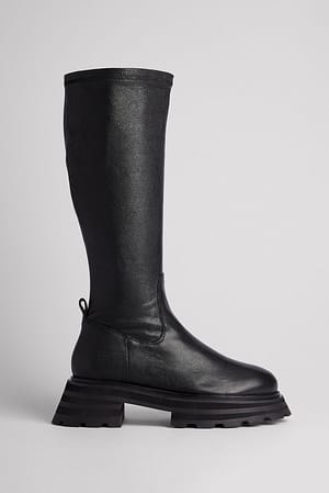 Black Boots i skinn med tung profilsåle og skaft