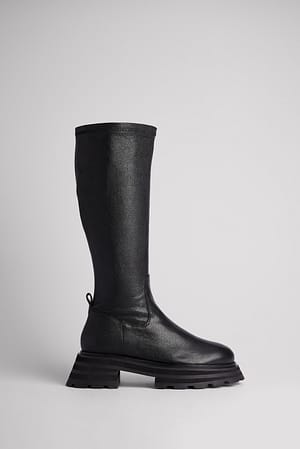 Black Boots i skinn med tung profilsåle og skaft