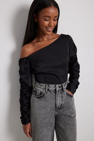 Black Bluse i tung sateng med en skulder