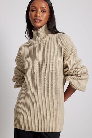 Beige Højhalset strikket sweater med lynlås