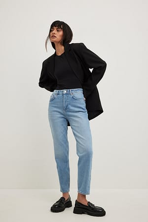 Light Blue Mom Jeans mit hoher Taille