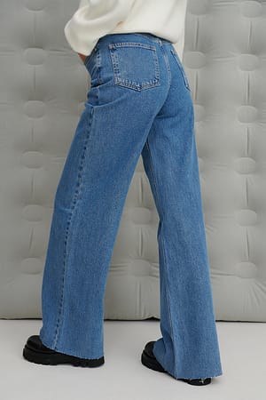 Washed Blue Jeans mit weiten Beinen