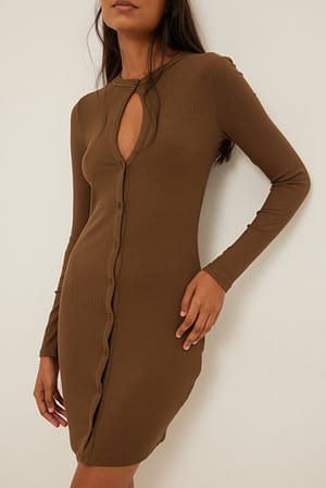 Brown Kleid mit Knopfdetail