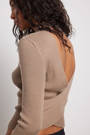 Taupe Strikket sweater med krydsdetalje på ryg
